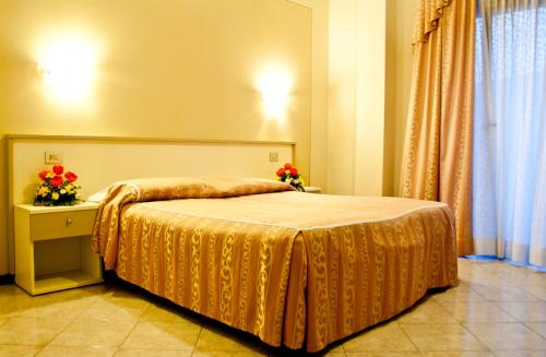 Ein Bett oder Betten in einem Zimmer der Unterkunft Hotel Michelangelo