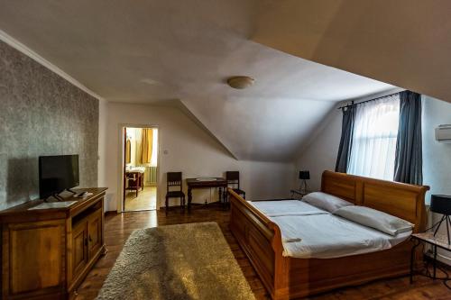 Ένα ή περισσότερα κρεβάτια σε δωμάτιο στο Bástya Panzió és Étterem