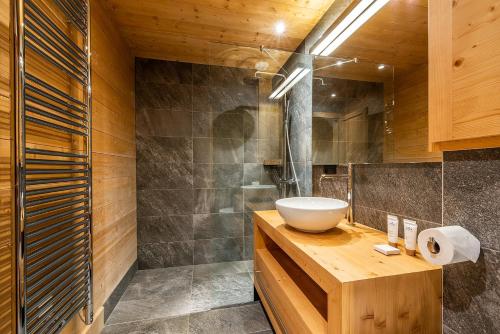 une salle de bain avec un lavabo et une douche dans l'établissement Abachi Chalet Les Gets - by EMERALD STAY, aux Gets