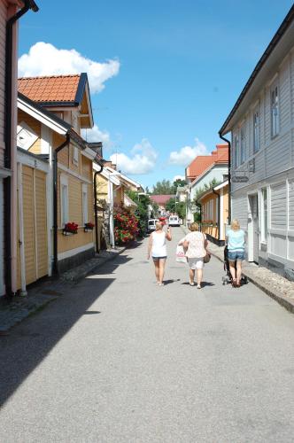 a group of women walking down a street at Röda Magasinet in Mariefred