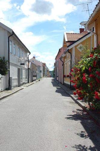 an empty street in a town with buildings at Röda Magasinet in Mariefred