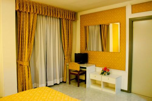 TV a/nebo společenská místnost v ubytování Hotel Michelangelo