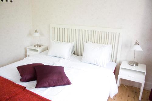 A bed or beds in a room at Pensionat Prästgården