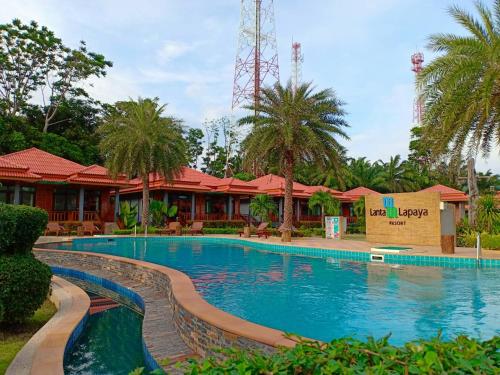 - une piscine dans un complexe avec des palmiers dans l'établissement Lanta Lapaya Resort, à Ko Lanta