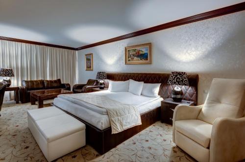 Posezení v ubytování Shiroka Laka Hotel