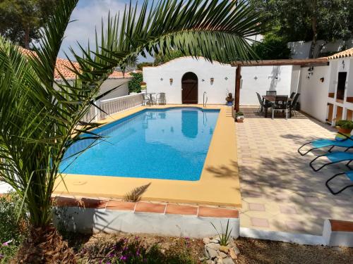 een zwembad in de achtertuin van een huis bij FerienwohnungMoraira in Moraira