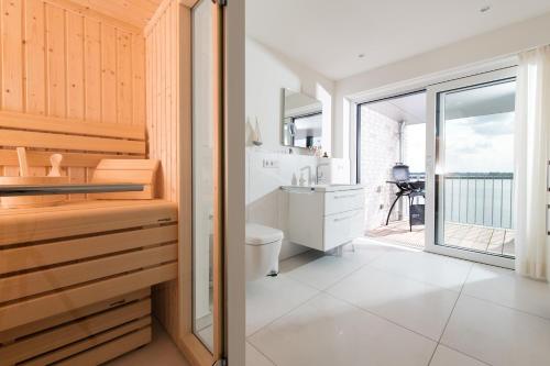 奧本尼茲的住宿－Perfect Place，一间带卫生间、水槽和窗户的浴室