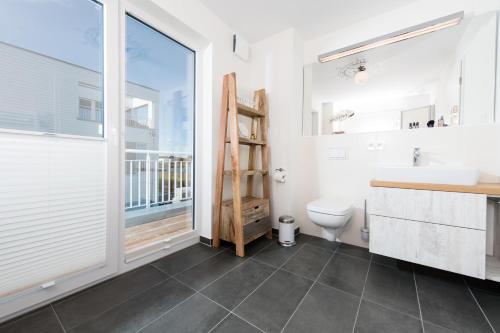 奧本尼茲的住宿－Hamptons Beach House，一间带水槽和卫生间的浴室以及窗户。