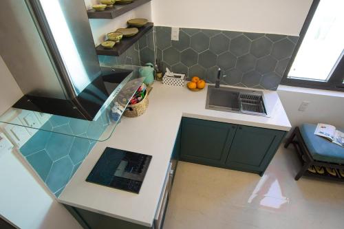 A kitchen or kitchenette at Phuong Tran Apartment and Hotel