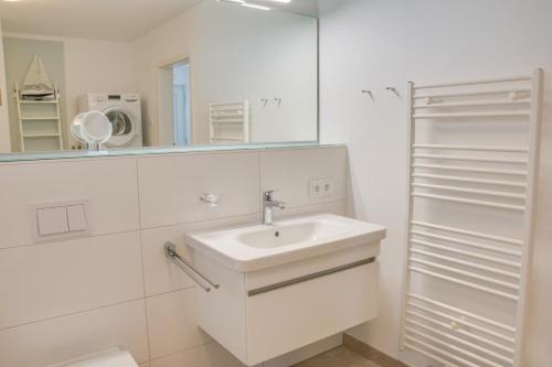 奧本尼茲的住宿－Fiete，白色的浴室设有水槽和镜子
