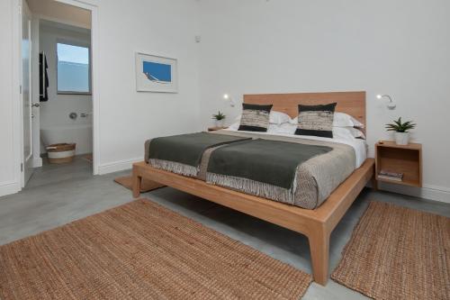 Un pat sau paturi într-o cameră la Perla