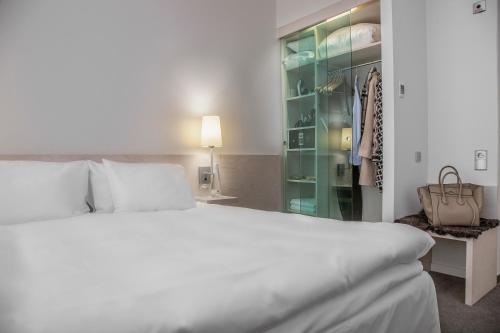 Säng eller sängar i ett rum på Hotel Riverton