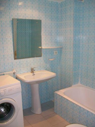 a bathroom with a sink and a toilet and a tub at Infante - Primera Línea de Playa in Playa de Gandia