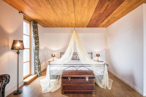 ein Schlafzimmer mit einem Himmelbett in der Unterkunft Auberge Du Relais Postal in Asselborn