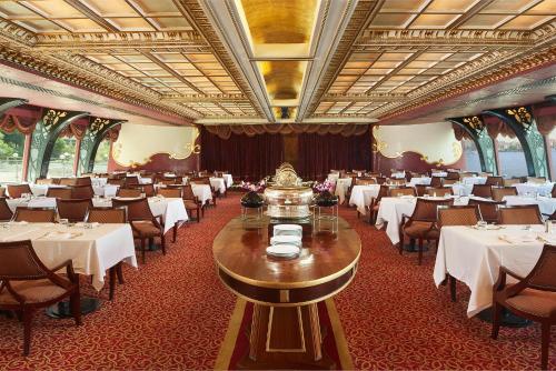 En restaurant eller et andet spisested på Grand Nile Tower