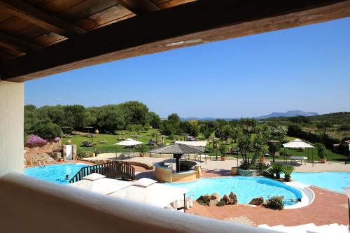 - une vue sur la piscine d'un complexe dans l'établissement Hotel Sa Pedra, à Murta Maria