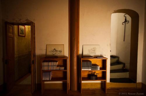 a room with a staircase and a mirror in a room at Piazza San Pantaleo in Sorso