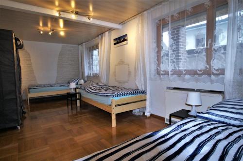 Zimmer mit 2 Betten und einem Fenster in der Unterkunft Monteurhaus Burgberg - Giengen an der Brenz in Burgberg