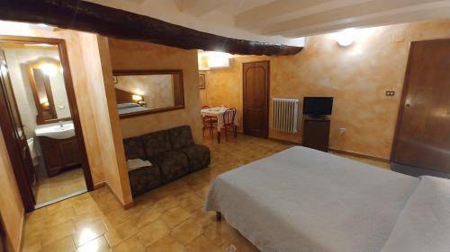 ein Hotelzimmer mit einem Bett und einem Sofa in der Unterkunft Hotel Centrale in Viterbo
