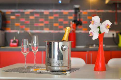 Nápoje v ubytování BlueBenalmadena 200meters from the beach with jacuzzi and rooftop terrace