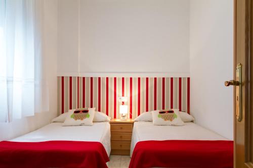dos camas sentadas una al lado de la otra en un dormitorio en Duerming Bolera Pico, en Portonovo