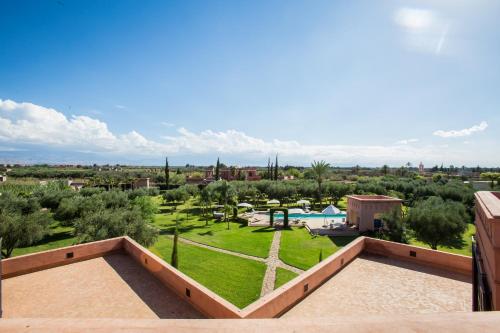 a view of the pool from the roof of a house at Villa Koutoubia, jardin luxuriant, piscine et spa in Marrakech