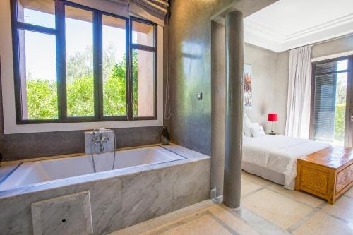 duża łazienka z wanną i łóżkiem w obiekcie Villa Koutoubia w Marakeszu