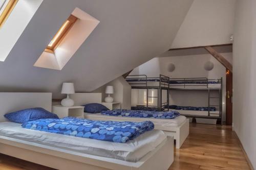 En eller flere senge i et værelse på Onefam Míru