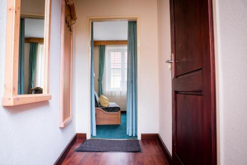 un corridoio con porta che conduce a una camera da letto di Hotel Krug a Gumpoldskirchen