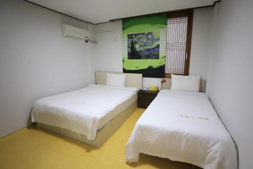 Postel nebo postele na pokoji v ubytování Twins Hotel