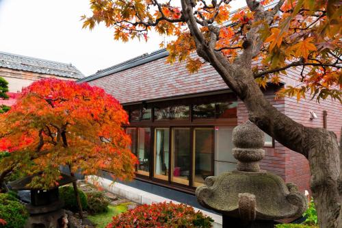 小樽的住宿－小樽錦園，前面有棵树的建筑