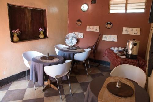 Příslušenství pro přípravu čaje a kávy v ubytování Okavango Lodge