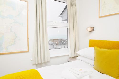 Zimmer mit einem Bett und einem Fenster in der Unterkunft The Lerryn in Falmouth