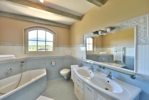 y baño con bañera, lavamanos y bañera. en Villa Raifer, en Appiano sulla Strada del Vino