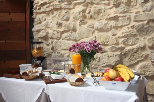 una mesa cubierta con dos mesas con cestas de fruta en Casa de Campo Moinhos da Gozundeira en Sobral de Monte Agraço