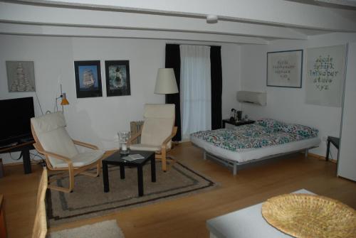 オスターホルツ・シャルムベックにあるDas grüne Häusleのベッドルーム1室(ベッド1台、テーブル、椅子付)