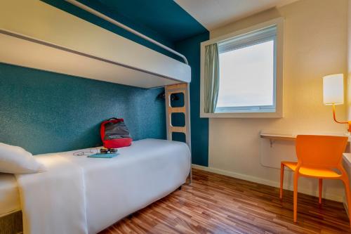 a room with a bed and a desk and a chair at ibis budget SP Centro Sao Joao in Sao Paulo