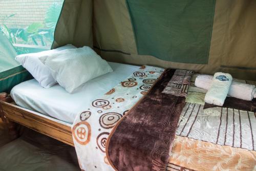 מיטה או מיטות בחדר ב-Okavango Lodge