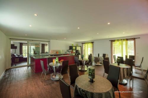 un restaurant avec des tables et des chaises et un bar dans l'établissement Croissant de Lune, à Sainte-Marie-au-Bosc