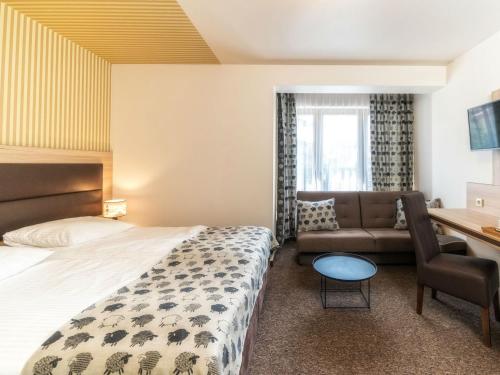 Una cama o camas en una habitación de Hotel Zakopane Wellness & SPA ex Korona Tatr