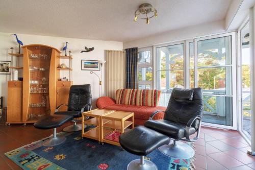 ein Wohnzimmer mit 2 Stühlen und einem Sofa in der Unterkunft Apartmenthaus Strelasund Whg  11 in Binz