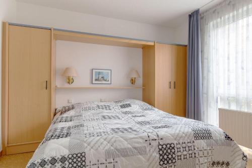 Katil atau katil-katil dalam bilik di Apartmenthaus-Strelasund-Whg-7