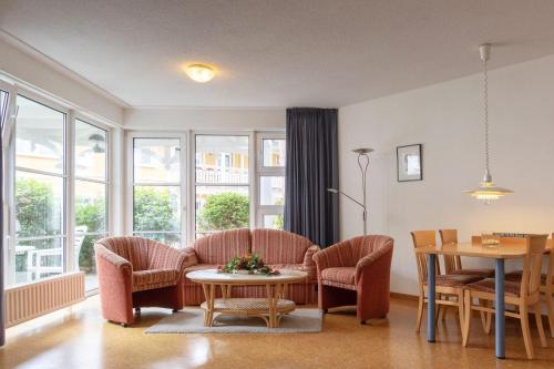 ビンツにあるApartmenthaus-Strelasund-Whg-7のリビングルーム(椅子、テーブル、窓付)