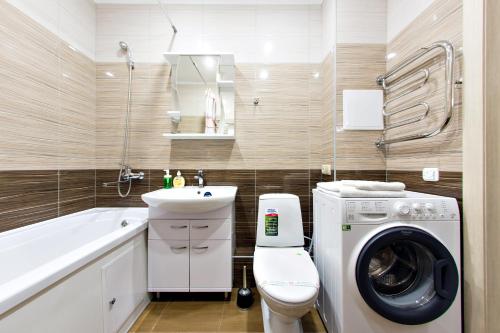a bathroom with a washing machine and a washer at SutkiUfa Рихарда Зорге 67/2 in Ufa