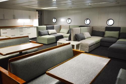 
Majoituspaikan Hotel Boat Isosaari baari tai lounge-tila
