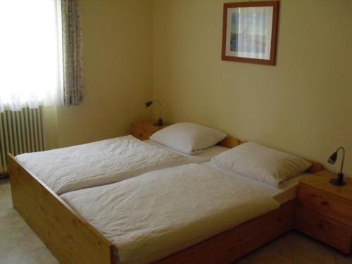 1 dormitorio con 2 camas individuales y sábanas blancas en Gasthaus zur Schnecke Kandern, en Kandern