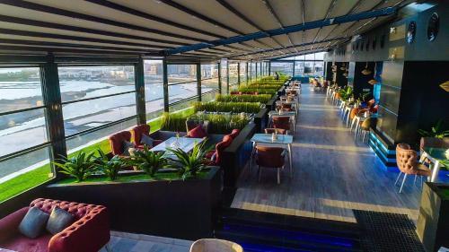 Ein Restaurant oder anderes Speiselokal in der Unterkunft Mira Waterfront Hotel Jeddah 