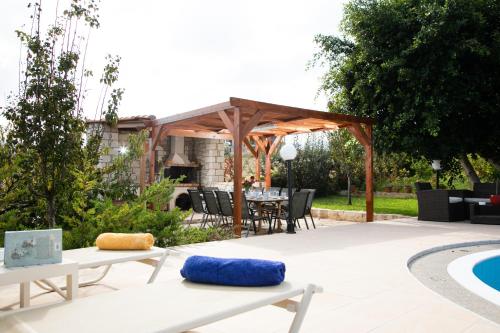 Κήπος έξω από το Diamantis Villa, Serene Oasis with SeaViews, By ThinkVilla