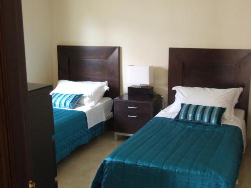 pokój hotelowy z 2 łóżkami i szafką nocną w obiekcie 2 Bedroom Apartments on Private Gated Development w mieście Mijas