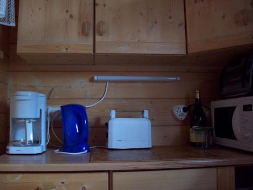 a kitchen counter with a coffee maker and a toaster at Ferienhaus " Uns Hüsung" in Rerik